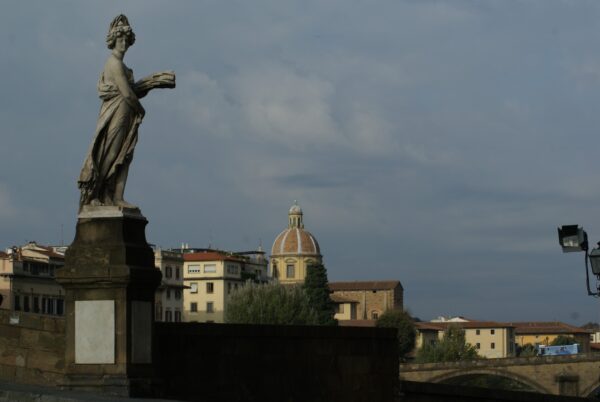 Ponte Santa Trinita in Florence met beelden.