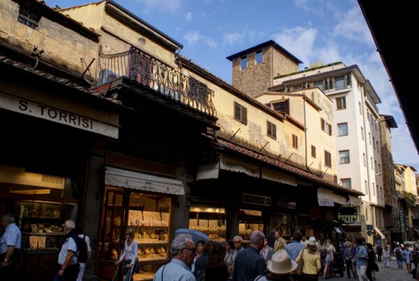 Toeristen op de Ponte Vecchio, Florence.