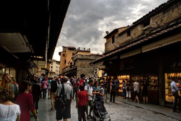 Toeristen op de Ponte Vecchio, Florence.