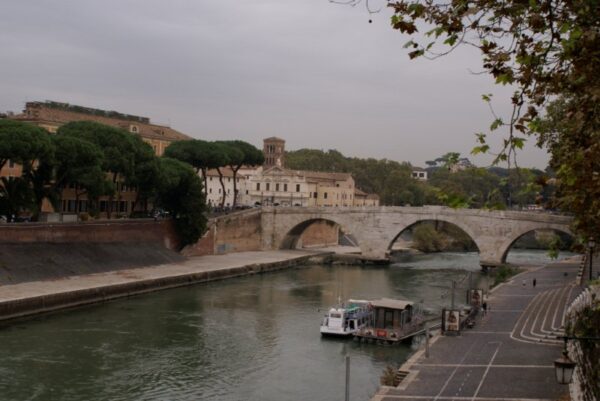 Ponto Rotto, brug over de Tiber, Rome.