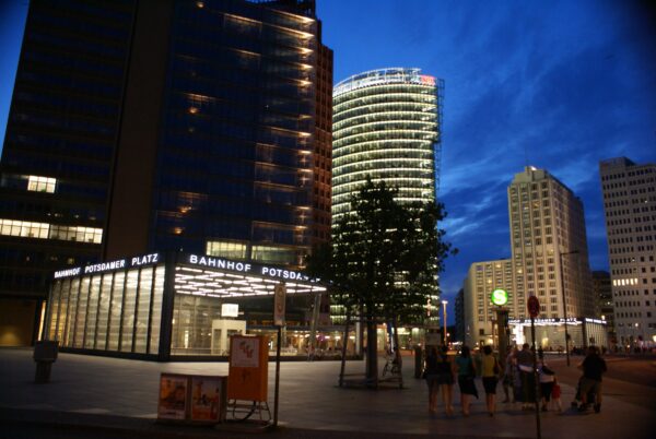 Potsdamer Platz 's avonds.