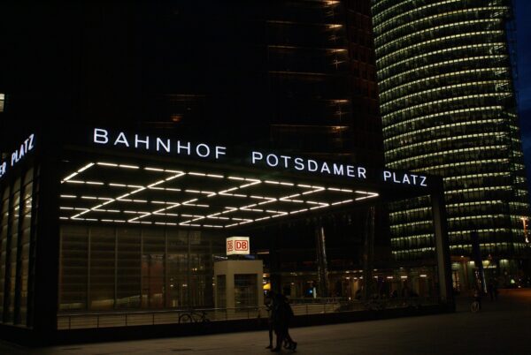 Potsdamerplatz station 's avonds.