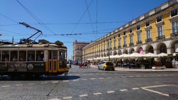 Tram op Pra&ccedil;a do Com&eacute;rcio, Lissabon.