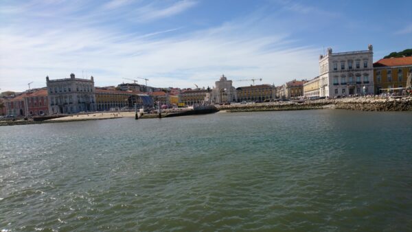 Pra&ccedil;a do Com&eacute;rcio, Lissabon, vanaf de rivier.
