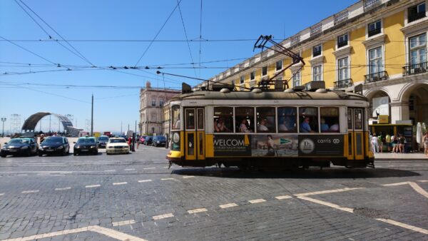 Tram op Pra&ccedil;a do Com&eacute;rcio, Lissabon.