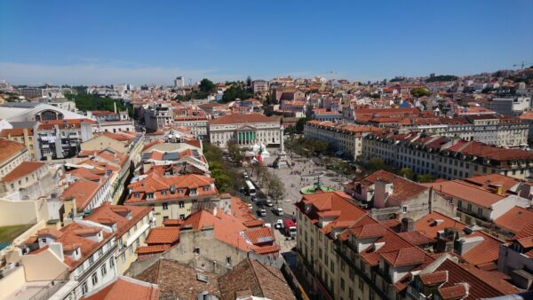 Pra&ccedil;a Dom Pedro IV, Lissabon, gezien vanaf Elevador de Santa Justa.