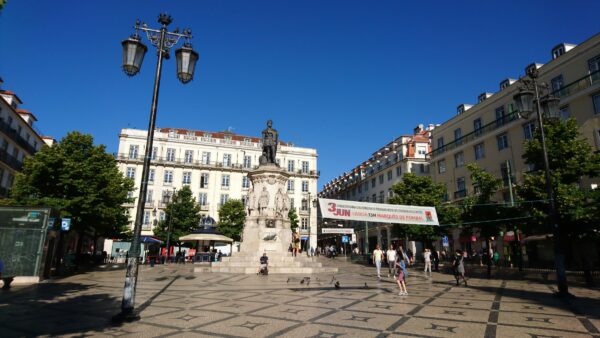 Pra&ccedil;a Lu&iacute;s de Cam&otilde;es