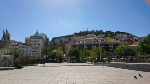 Castelo de S. Jorge, Lissabon, vanuit Pra&ccedil;a Martim Moniz.
