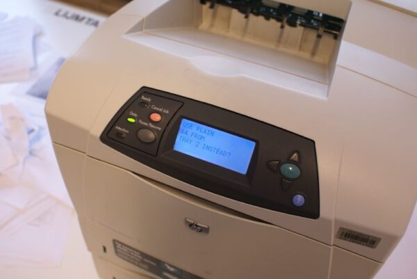 Mensen worstelen met het kiezen van een lade.