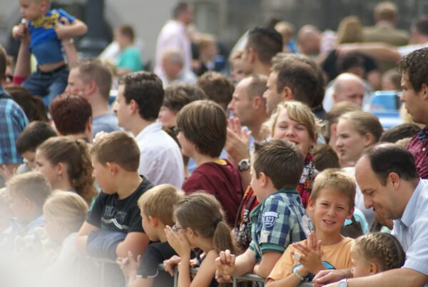 Publiek kijkt toe naar demonstratie.