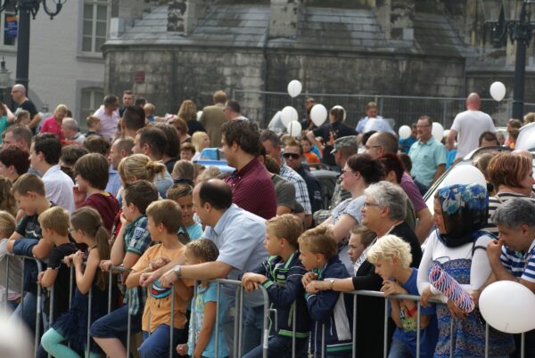 Publiek kijkt toe bij demonstratie.