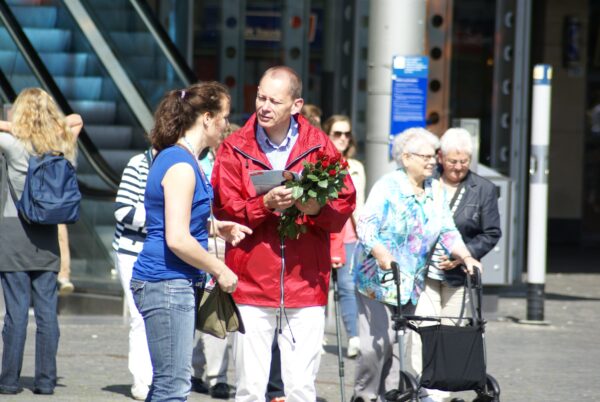 Man promoot PvdA bij EU-verkiezingen in Den Bosch.