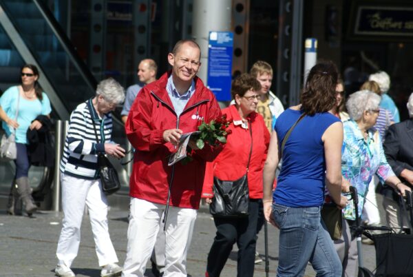 Man promoot PvdA bij EU-verkiezingen in Den Bosch (2014).