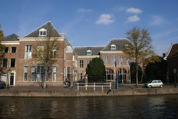 Gebouw aan gracht Rapenburg, Leiden.