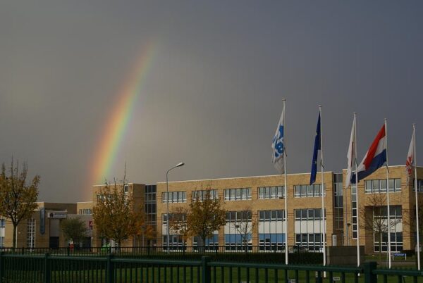 Regenboog boven Schiphol Airport.