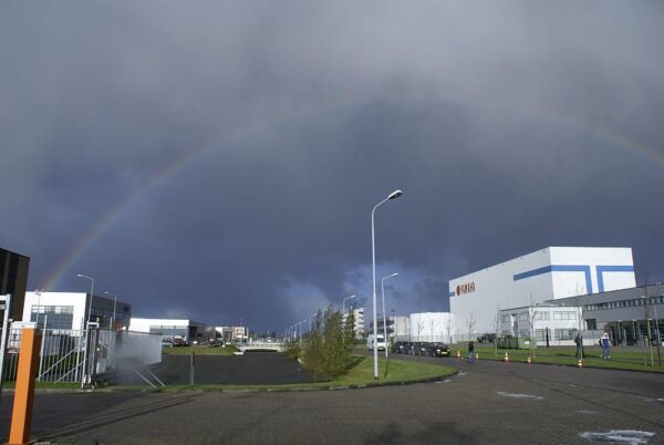 Regenboog boven Schiphol.