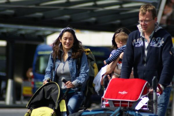 Reizigers met koffers op Schiphol.