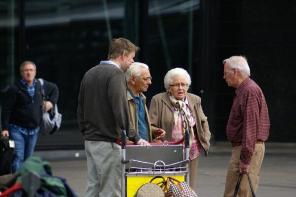 Reizigers met koffers op Schiphol.
