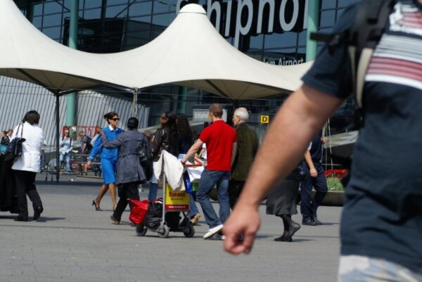 Reizigers met koffers op Schiphol, foto's voor website.