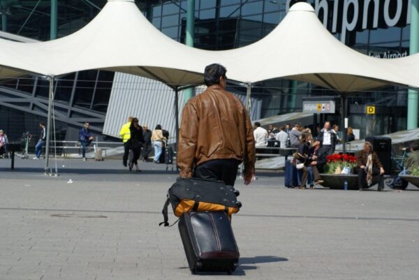 Reizigers met bagage op Schiphol.