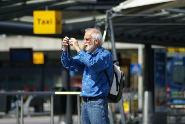 Reizigers met koffers op Schiphol.
