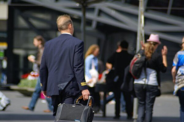 Reizigers met koffers op Schiphol.