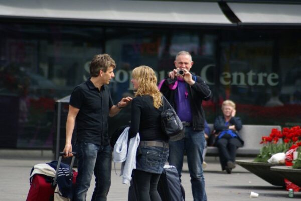Reizigers met koffers op Schiphol.