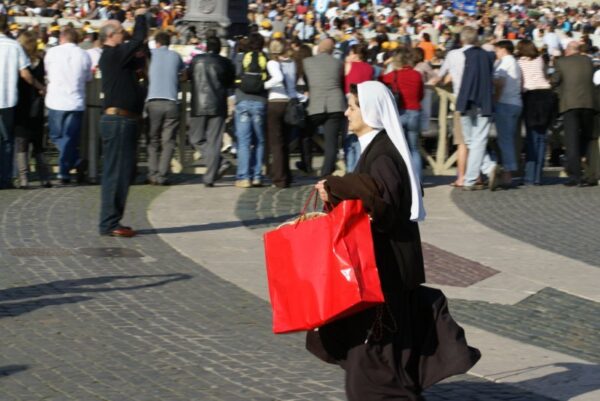 Rode tas, nonchalant gedragen.