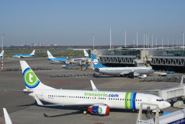 Transavia en KLM vliegtuigen aan de gate, KLM in historische livery.