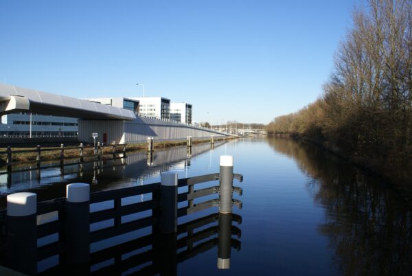 Ringvaart Schiphol Oost en Amsterdamse Bos vanaf Bosrandbrug.