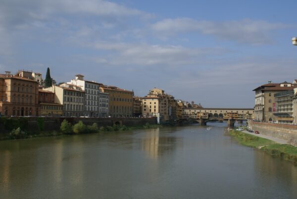 Rivier Arno met Ponte Vecchio in Florence.