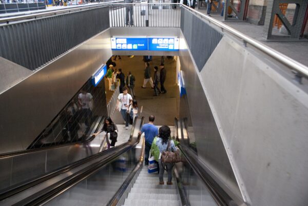 Roltrap naar centrale hal Amsterdam.