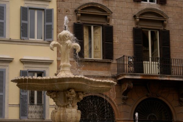 Fontein in Rome, klassieke architectuur.