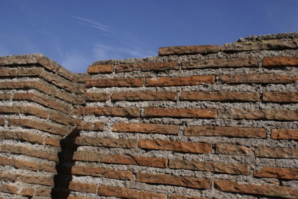 Muur met architectonische details op het Palatium in Rome.