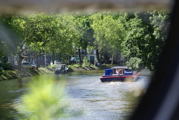 Rondvaartboot op Singelgracht, gezien vanaf brug.
