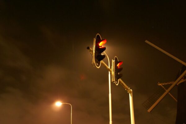 Rood verkeerslicht bij avond.