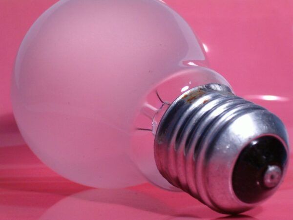 Gloeilamp: vormstudie voor communicatiecursus.