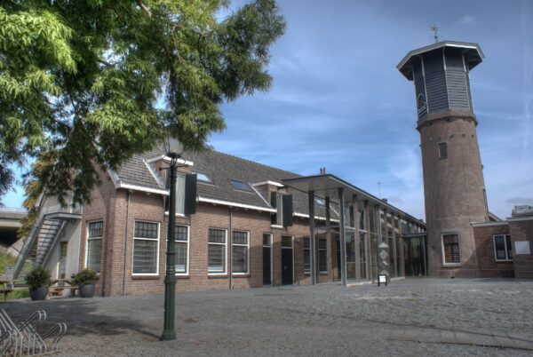 Salpeter- en Katoenmagazijn en watertoren in Amstelveen.