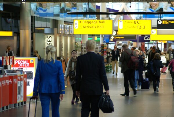Reizigers op Schiphol Airport.