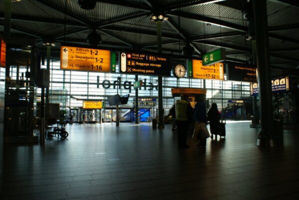 Leeg Schiphol Plaza, weinig mensen zichtbaar.