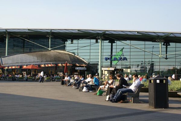 Zonnige ontspanning op Schiphol Plaza.