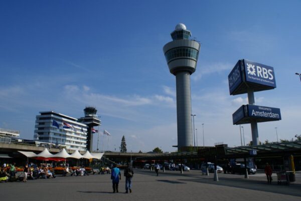 Verkeerstoren Schiphol gezien vanaf Plaza.