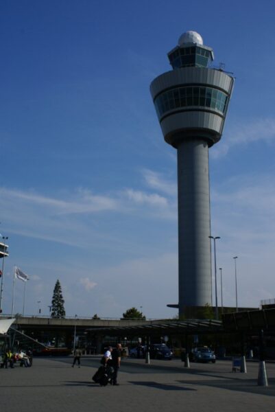Verkeerstoren Schiphol, gezien vanaf Plaza.