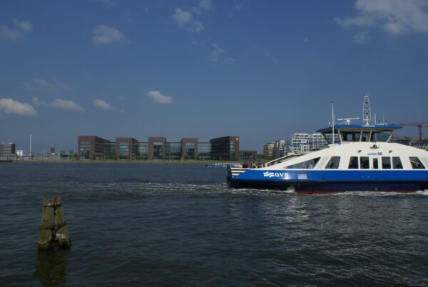 Shell-hoofdkantoor en GVB-veerpont.