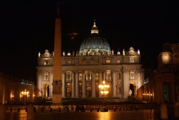 Sint-Pietersbasiliek 's nachts.