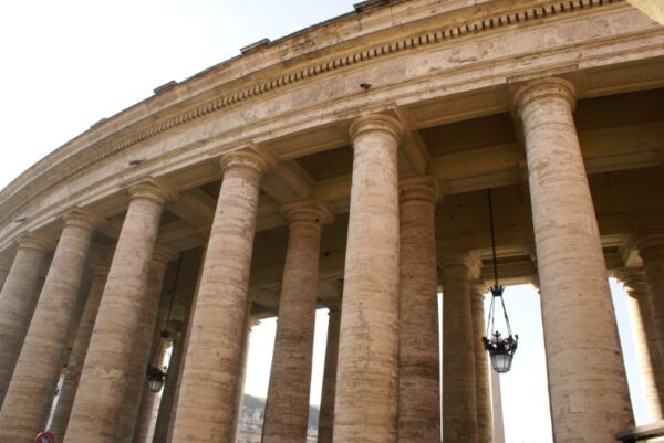 Rij bij douane veiligheidscontrole.