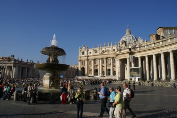 Sint Pieterplein met Sint Pieter op de achtergrond.