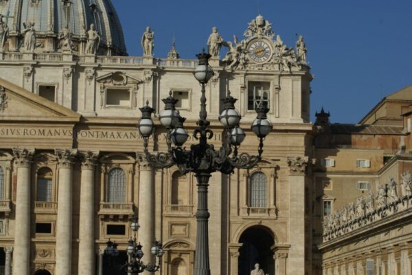 Lamptaarn op Sint Pieterplein, Vaticaan.