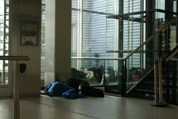 Nachtrust in de passage tussen vertrekhal 2 en 3.