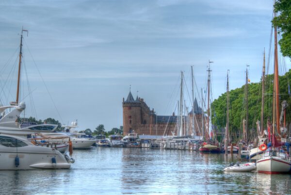 Sluis Muiden, met Muiderslot op de achtergrond.